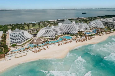 Vue aérienne du resort Paradisus Cancún, ses pyramides blanches et sa plage sur la mer des Caraïbes