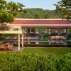 Villa de trois chambres en front de mer du Park Hyatt Phu Quoc, toits de tuiles rouges, pelouse et piscine privée