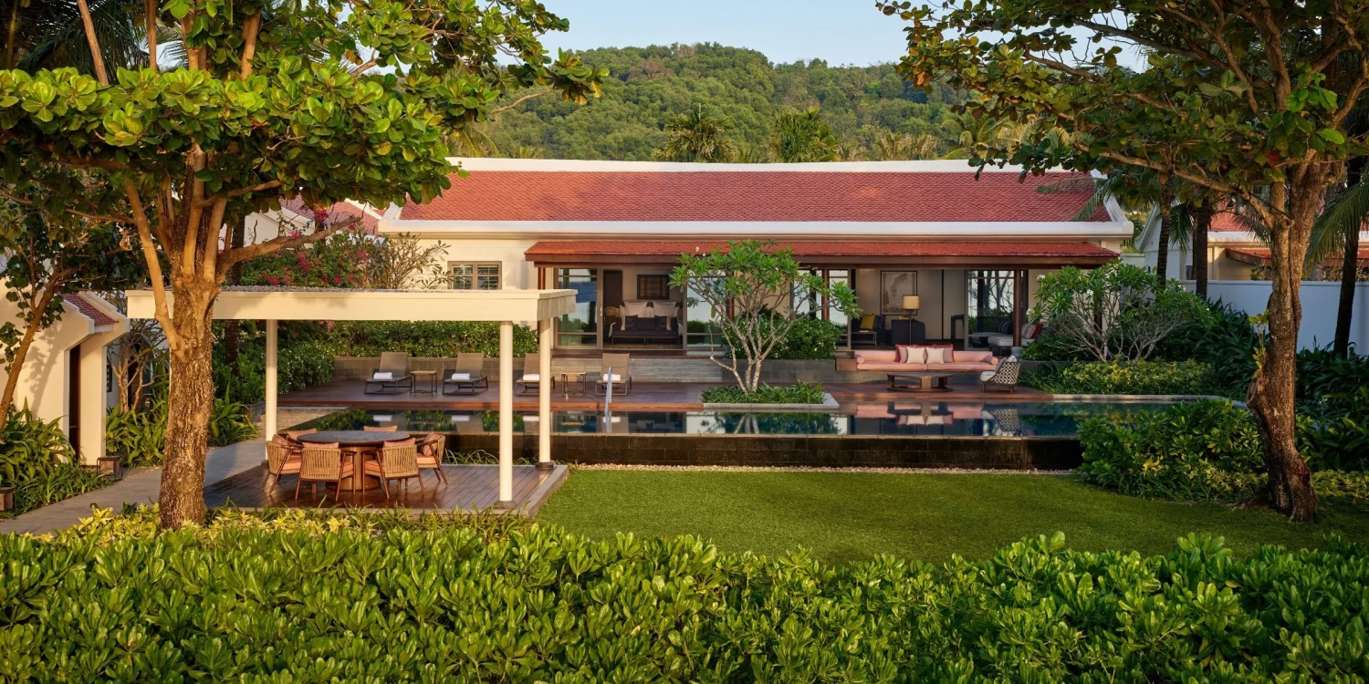 Villa de trois chambres en front de mer du Park Hyatt Phu Quoc, toits de tuiles rouges, pelouse et piscine privée
