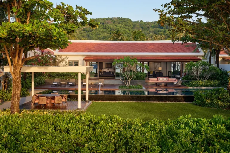 Villa de trois chambres en front de mer du Park Hyatt Phu Quoc, toits de tuiles rouges, pelouse et piscine privée