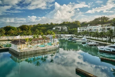 La piscine de la marina du Pendry Yacht Club à Pendry Barbados, entourée de yachts amarrés