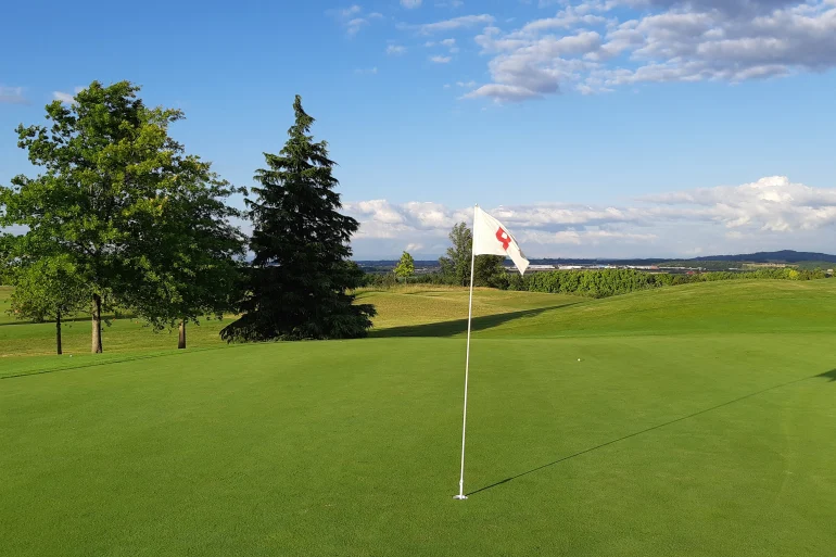 Green et drapeau sur le parcours du Golf de Lyon Verger à Saint-Symphorien-d'Ozon, futur site du Radisson Blu Resort & Spa