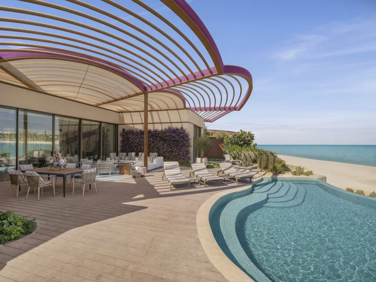 Le resort Raffles The Red Sea ouvre sur la mer Rouge saoudienne : 168 chambres et villas, dès 1 098 € la nuit