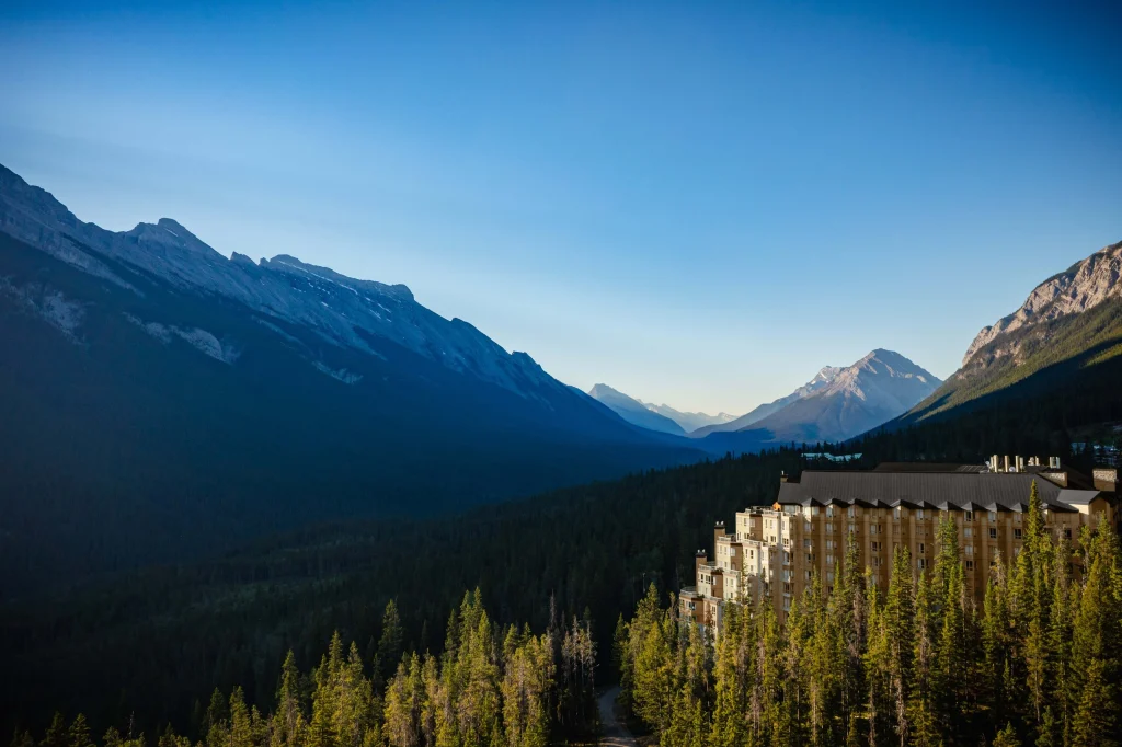 O resort Rimrock Banff abre o primeiro hotel Emblems da América do Norte, com 900 m² de banhos termais