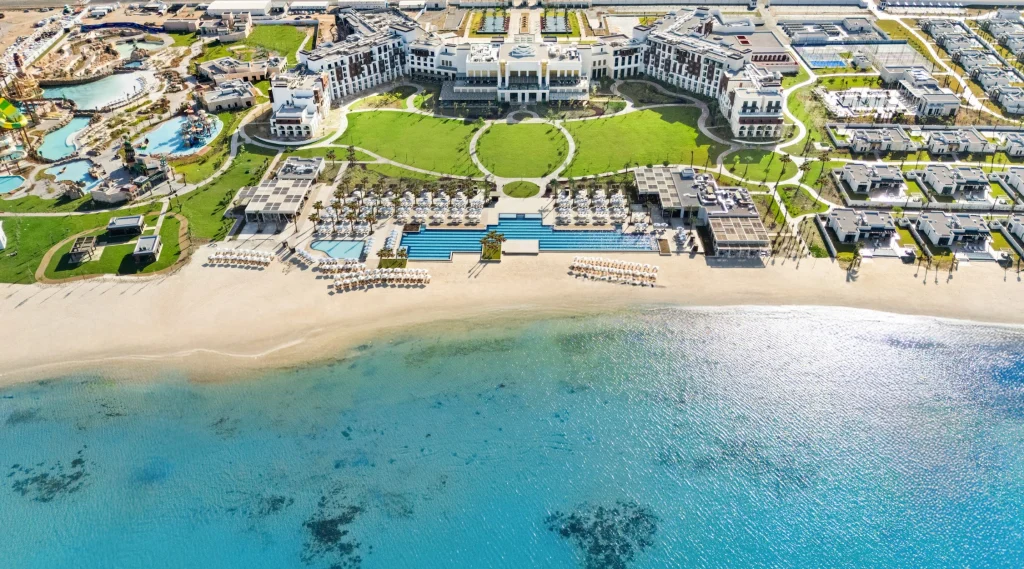 El resort Rixos Murjana abre cinco villas sobre pilotes solo para adultos, desde 2.590 € la noche