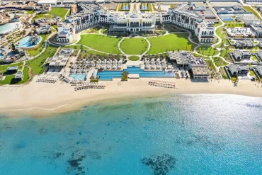 Vue aérienne du Rixos Murjana à King Abdullah Economic City, plage et lagon de la mer Rouge