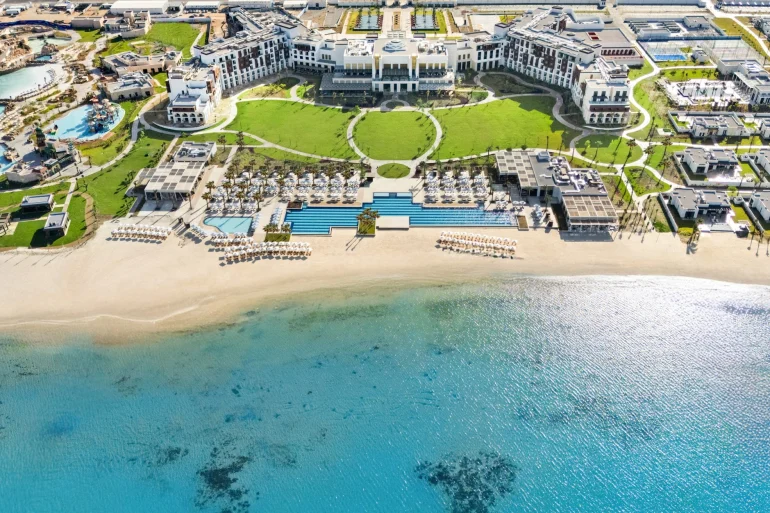 Vue aérienne du Rixos Murjana à King Abdullah Economic City, plage et lagon de la mer Rouge