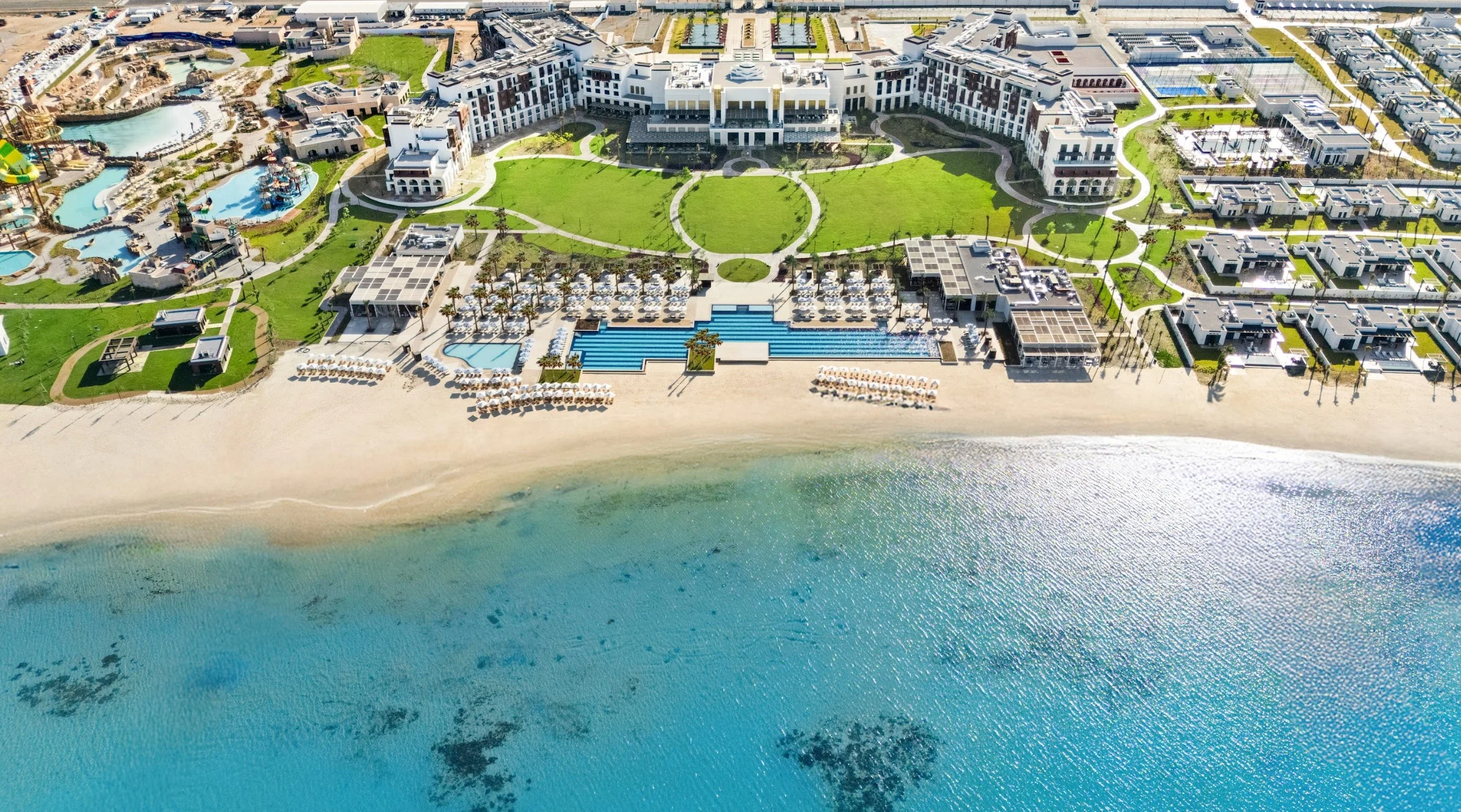 Vue aérienne du Rixos Murjana à King Abdullah Economic City, plage et lagon de la mer Rouge