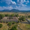 Vue aérienne du palais El Quexigal, futur Six Senses Quexigal Palace, au milieu des chênes face aux montagnes de la province d'Ávila