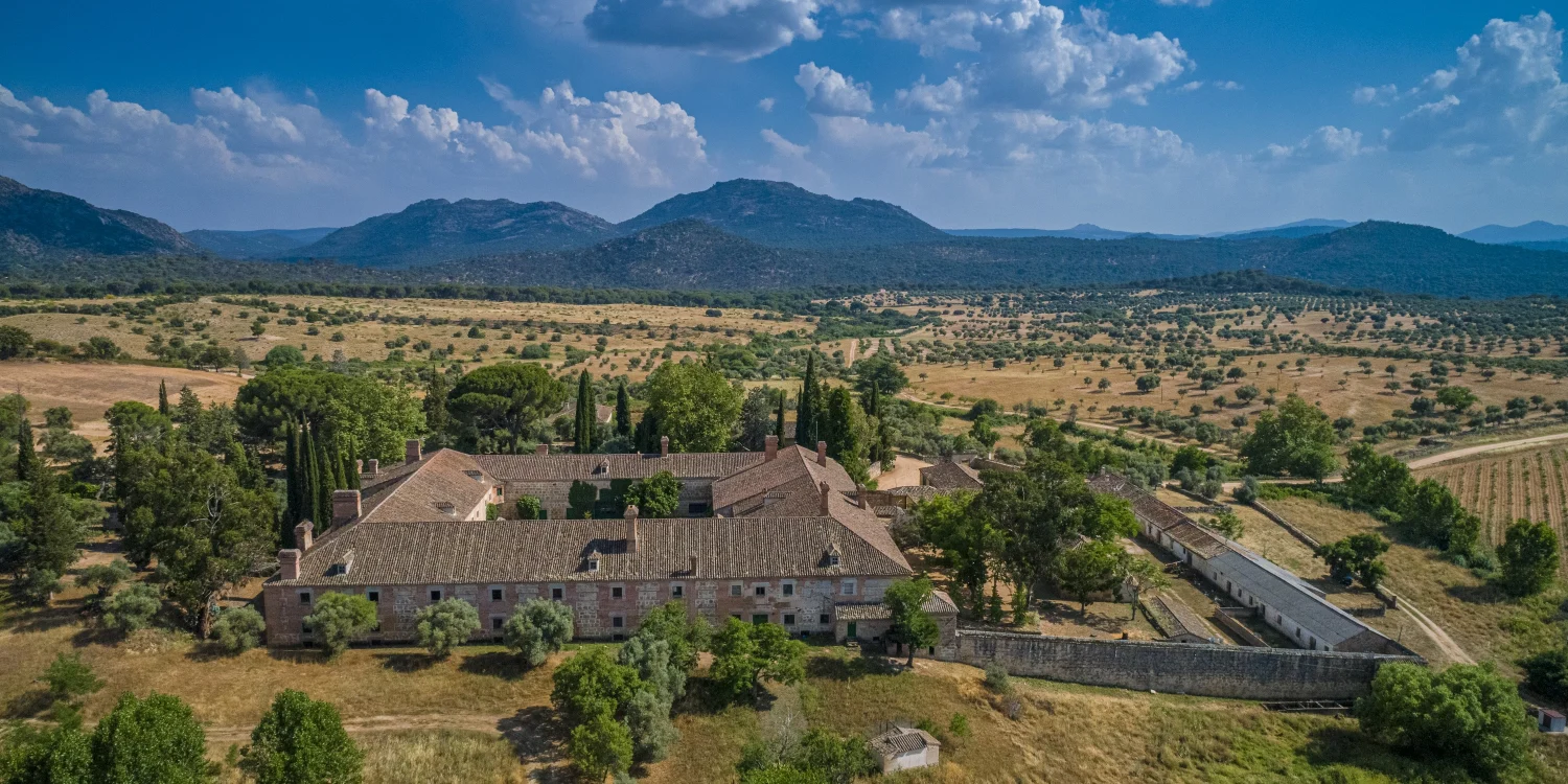 Vue aérienne du palais El Quexigal, futur Six Senses Quexigal Palace, au milieu des chênes face aux montagnes de la province d'Ávila