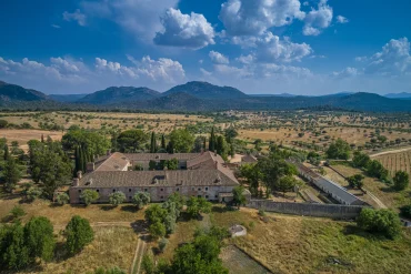 Vue aérienne du palais El Quexigal, futur Six Senses Quexigal Palace, au milieu des chênes face aux montagnes de la province d'Ávila