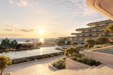 Rendu du resort The St. Regis Marbella : piscines en terrasses et bâtiments végétalisés face à la mer au coucher du soleil, à Las Dunas