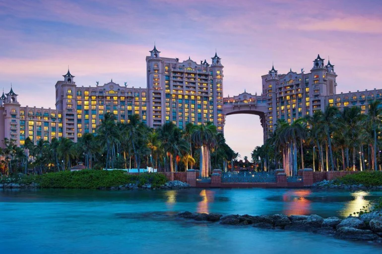 The Royal de l'Atlantis Paradise Island au crépuscule, où Andrea Bocelli chantera le soir du réveillon 2026