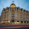 La façade du palace Mandarin Oriental Lutetia, boulevard Raspail à Paris, illuminée à la tombée de la nuit