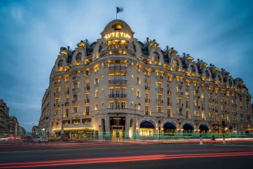 La façade du palace Mandarin Oriental Lutetia, boulevard Raspail à Paris, illuminée à la tombée de la nuit
