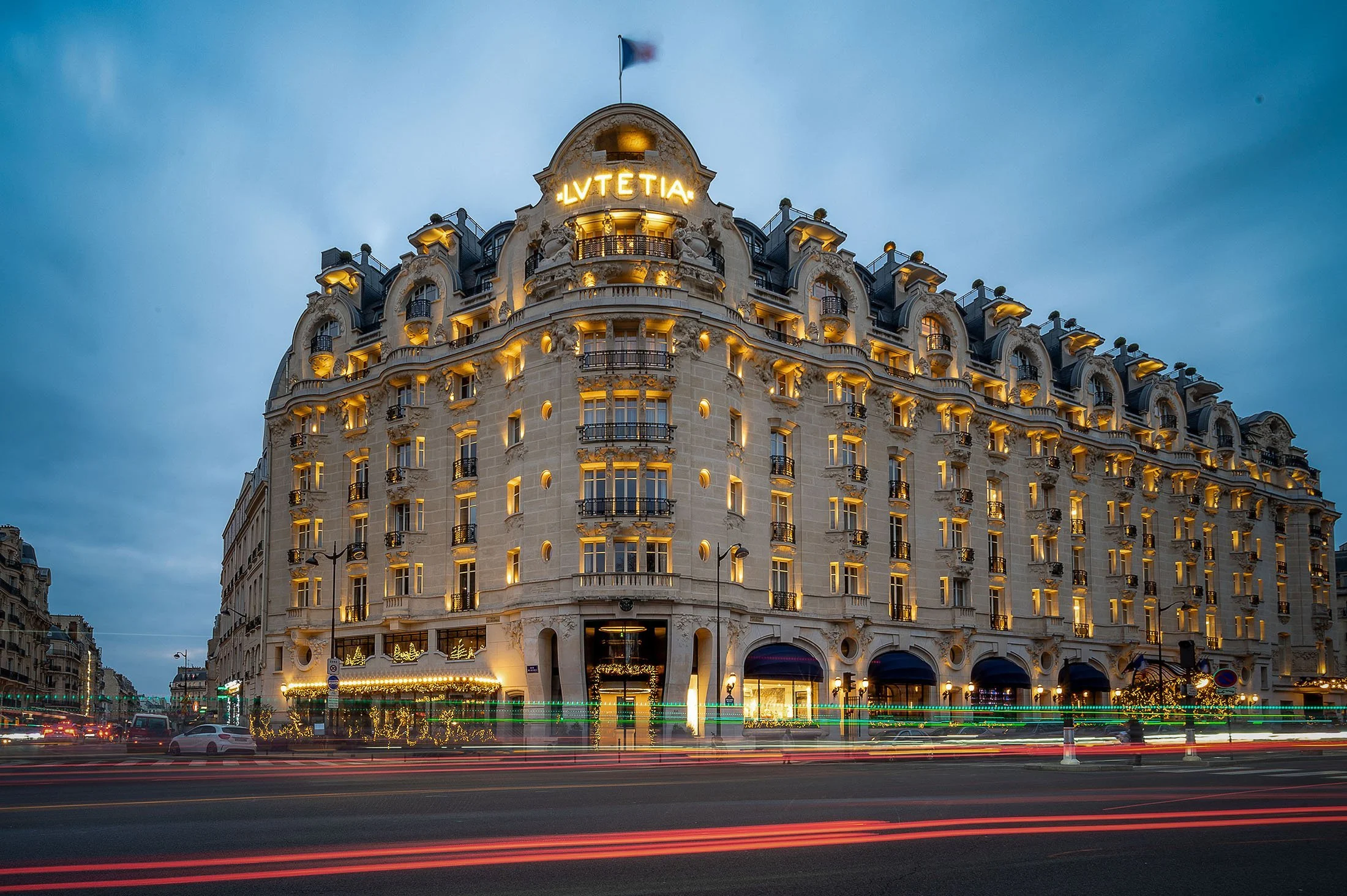 La façade du palace Mandarin Oriental Lutetia, boulevard Raspail à Paris, illuminée à la tombée de la nuit