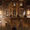 La façade de l'Hôtel de Crillon illuminée pour Noël, sapins et guirlandes lumineuses place de la Concorde à Paris