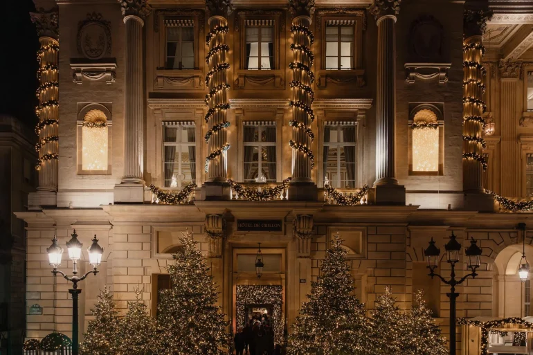Réveillon de Noël et brunch du 25 décembre dans les palaces de Paris : 12 menus de 215 à 850 €, les prix 2026