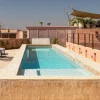 La nouvelle piscine de 10 mètres en zellige sur le toit-terrasse du riad Dar Al Dall à Marrakech