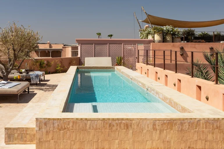 Nager au-dessus de la médina de Marrakech : le riad Dar Al Dall, Clef MICHELIN, ouvre sa piscine de 10 mètres