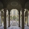 La cour à arcades et colonnes de pierre du palais du XIXe siècle qui accueillera le Rosewood Milan, ouverte sur un jardin