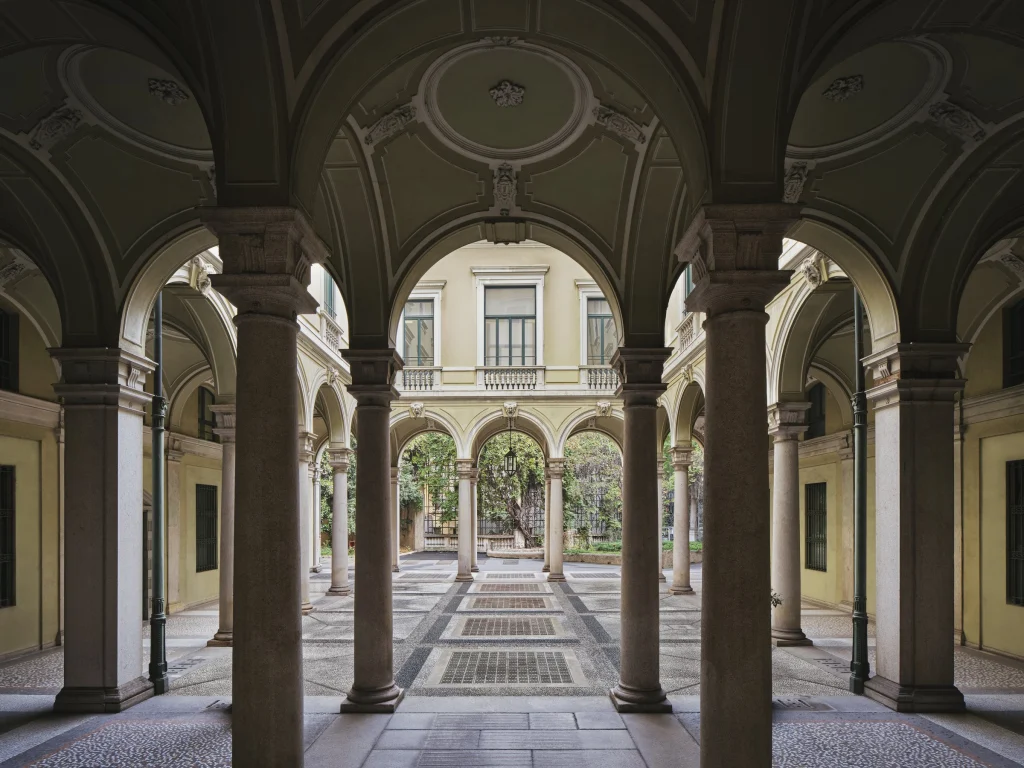 70 chambres dans une ancienne banque près de la via Montenapoleone : l&rsquo;hôtel Rosewood Milan ouvrira en 2027