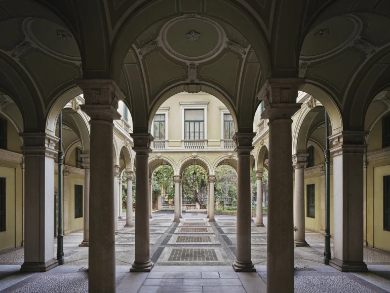 70 chambres dans une ancienne banque près de la via Montenapoleone : l’hôtel Rosewood Milan ouvrira en 2027