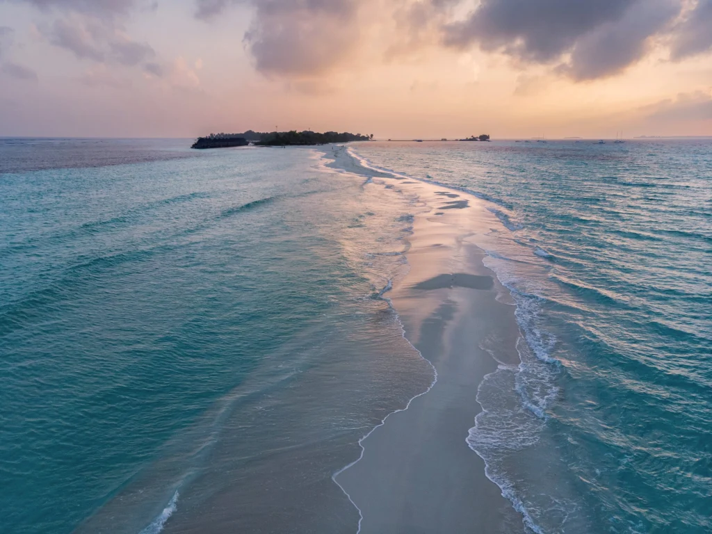 Das Resort Rosewood Ranfaru eröffnet 2027 auf den Malediven mit 120 Poolvillen auf Privatinseln