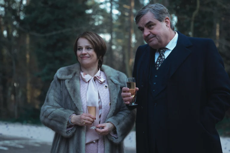 Lies Visschedijk et Frank Lammers dans le rôle de Toos et Gerrit van der Valk, série Netflix Toos
