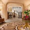 La Rotonde du Shangri-La Paris, son sol en marqueterie de marbre et son grand bouquet central
