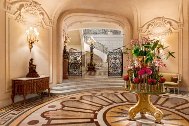 La Rotonde du Shangri-La Paris, son sol en marqueterie de marbre et son grand bouquet central