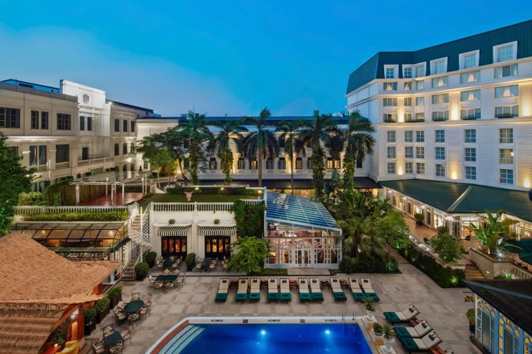 Le Sofitel Legend Metropole Hanoi, sa piscine et son jardin entre l'aile Heritage et l'aile Opéra