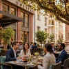 La façade du Sofitel Strasbourg Grande Île et la terrasse de La Brasserie