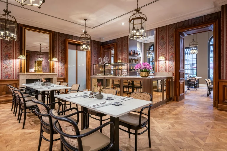 Le salon de jour du Français Jour, au Steigenberger Icon Frankfurter Hof à Francfort, avec son comptoir à pâtisseries