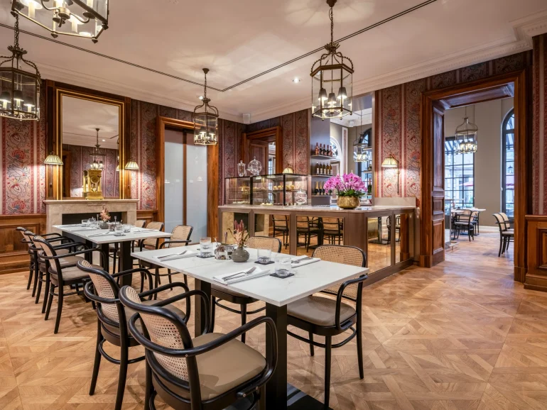 L’hôtel Steigenberger Frankfurter Hof ouvre Français Jour · Soir, son salon parisien à champagne à 530 €
