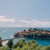 L'île fortifiée de Sveti Stefan, reliée à la côte par sa digue, à l'Aman Sveti Stefan au Monténégro