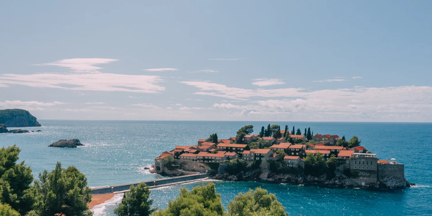 L'île fortifiée de Sveti Stefan, reliée à la côte par sa digue, à l'Aman Sveti Stefan au Monténégro