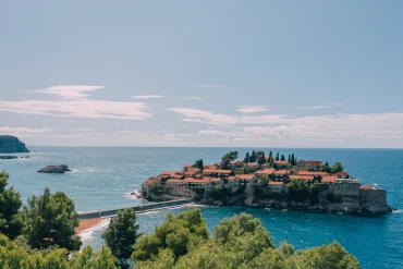 L'île fortifiée de Sveti Stefan, reliée à la côte par sa digue, à l'Aman Sveti Stefan au Monténégro