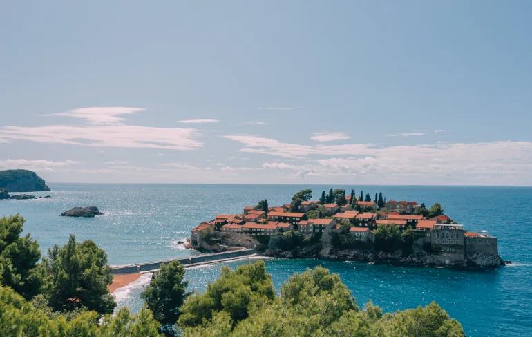 À Sveti Stefan, Europa Nostra demande au Monténégro de stopper l’extension du Janu dans le parc de Miločer