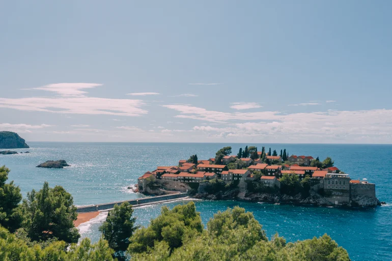 L'île fortifiée de Sveti Stefan, reliée à la côte par sa digue, à l'Aman Sveti Stefan au Monténégro