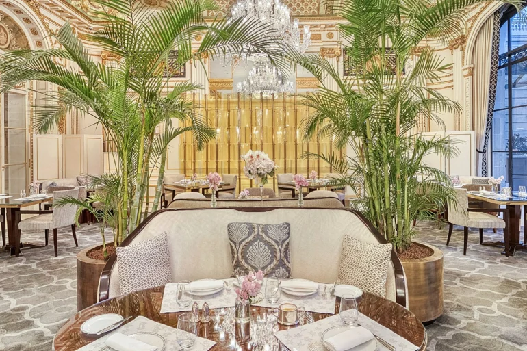 Le restaurant Le Lobby du palace The Peninsula Paris, ses palmiers et ses lustres en cristal, où est servie L'Heure du Thé de Noël
