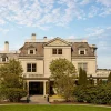 Façade de l'hôtel The Chanler at Cliff Walk, demeure de 1873 face à l'Atlantique à Newport, voisine des décors de The Gilded Age