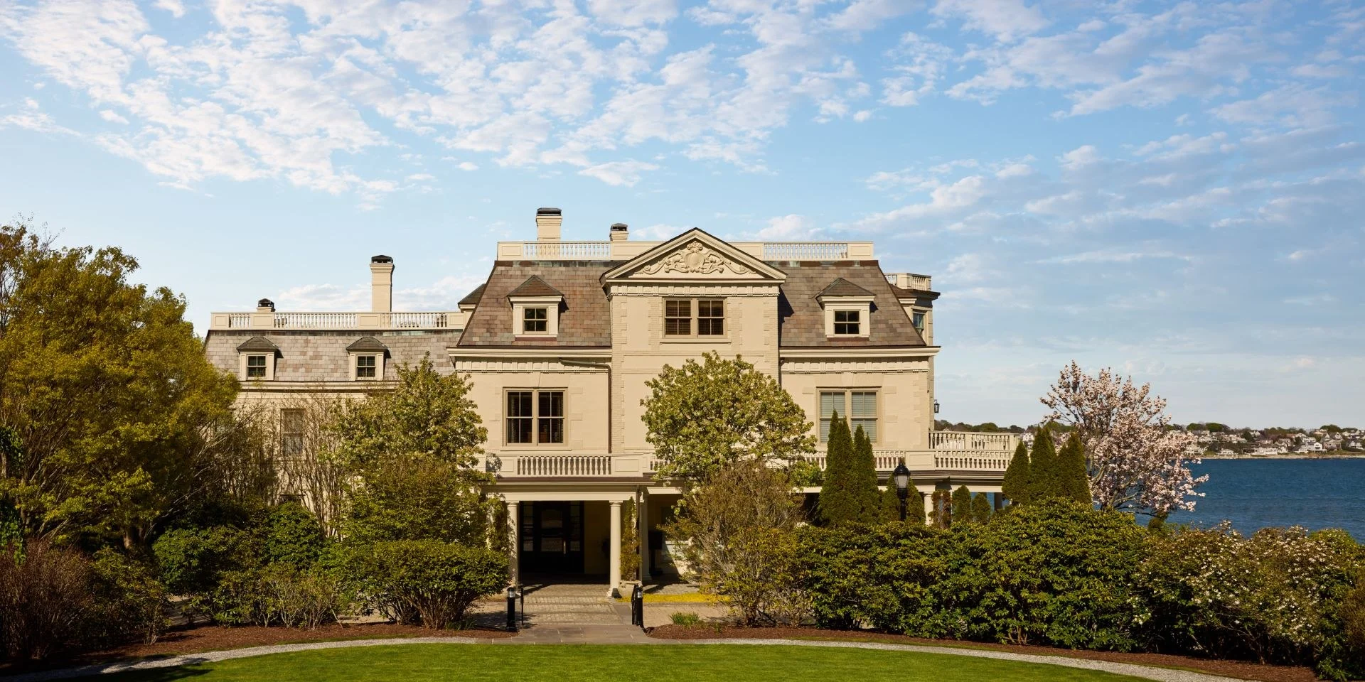 Façade de l'hôtel The Chanler at Cliff Walk, demeure de 1873 face à l'Atlantique à Newport, voisine des décors de The Gilded Age