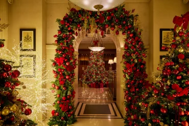 Le hall de l'hôtel The Lanesborough à Londres décoré pour Noël