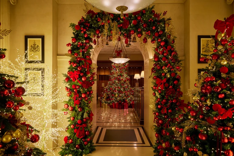Le hall de l'hôtel The Lanesborough à Londres décoré pour Noël