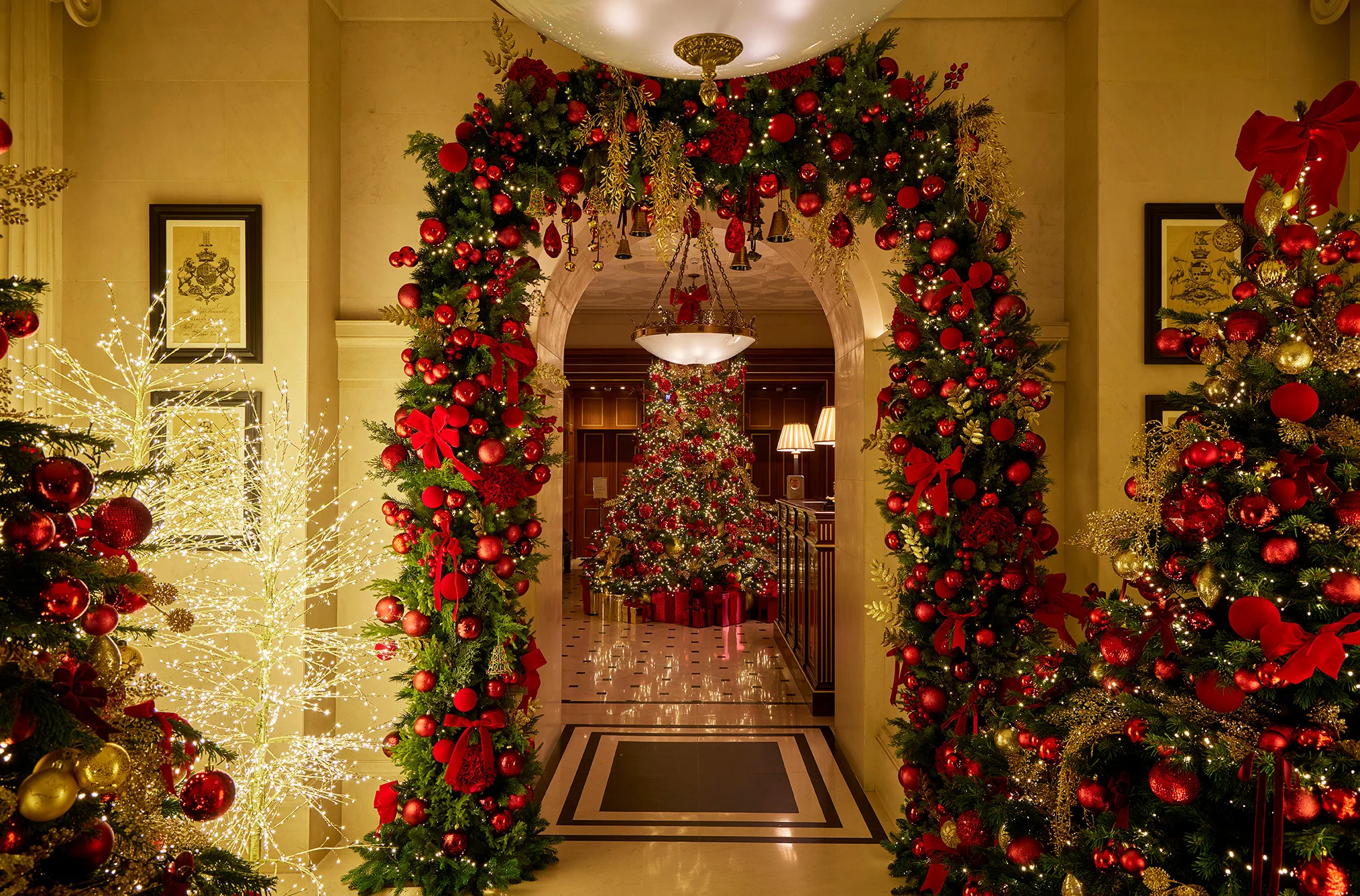 Le hall de l'hôtel The Lanesborough à Londres décoré pour Noël