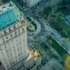 Vue aérienne de la tour de l'hôtel The Pierre et de son toit vert, face à Central Park, à New York
