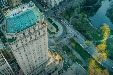 Vue aérienne de la tour de l'hôtel The Pierre et de son toit vert, face à Central Park, à New York