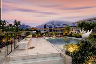 Rendu de la piscine et de la terrasse sur le toit du Thompson Sevilla, au coucher du soleil sur Séville