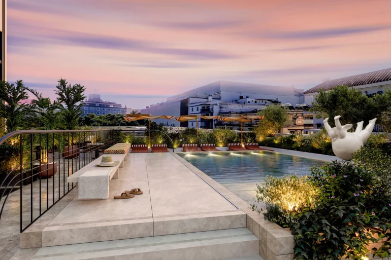 Rendu de la piscine et de la terrasse sur le toit du Thompson Sevilla, au coucher du soleil sur Séville